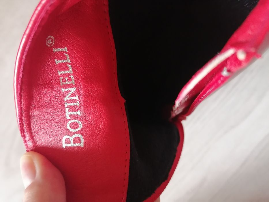 Botine roșii elegante