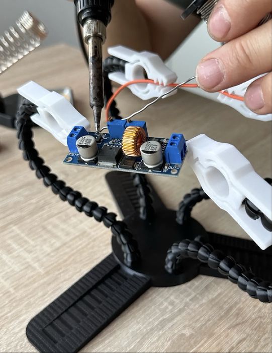 Держатель для паяльного инструмента с гибкими держателями