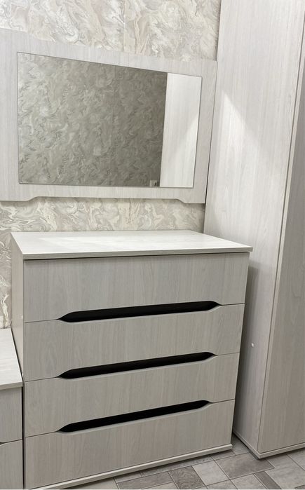 Продам комод с зеркалом