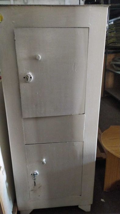 Продается сейф металлический