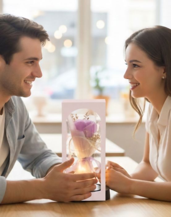 Роза в стъкленица с LED светлини – елегантен подарък