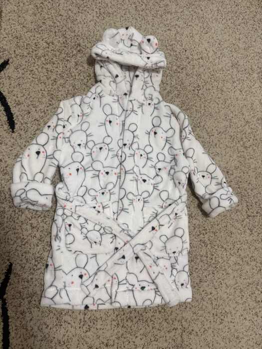 Халат для девочки в отличном состоянии.