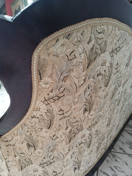 Антикварен френски ръчно резбован диван Наполеон Трети. 1848-1870