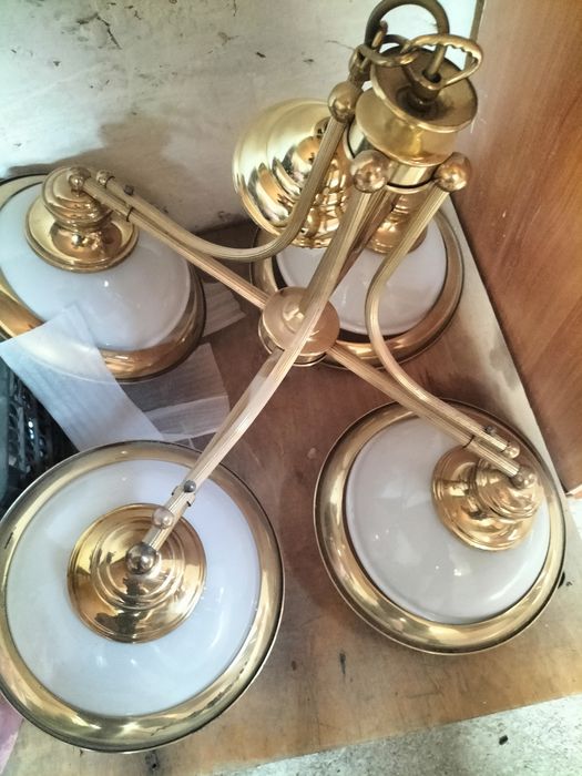 Продам люстру и светильник