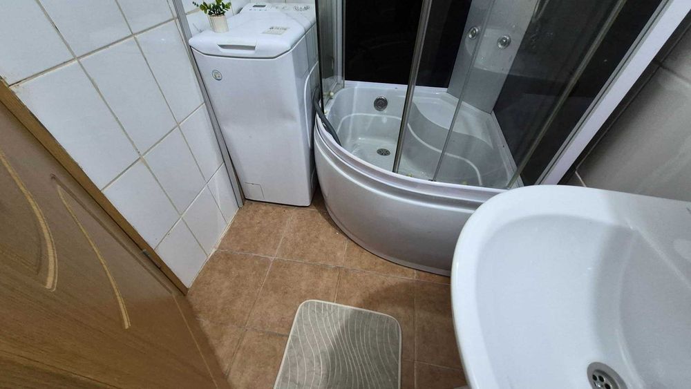 Garsoniera de vanzare in Onesti, zona de jos, situata la parter.