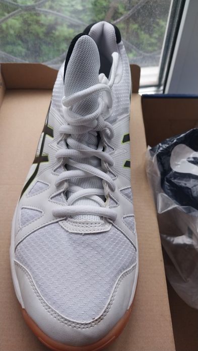 Продам кроссовки Asics  размер 44.5 маломерят