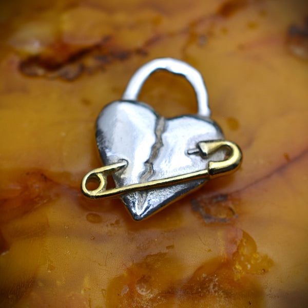 Сребърен медальон 925 „Наранено сърце“ със златни акценти | бижу |