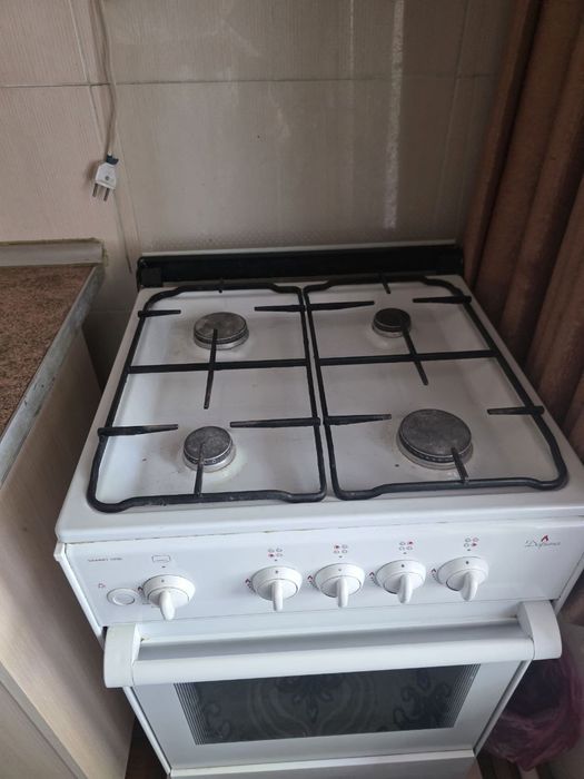 Срочно продаётся газ плита размеры 50х50