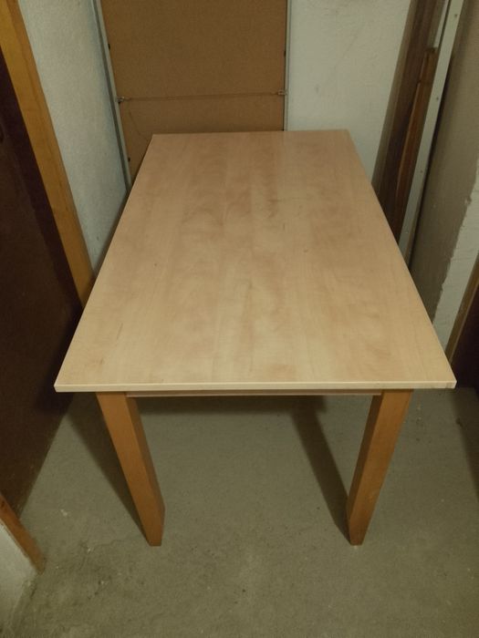 Продавам маса с четири стола