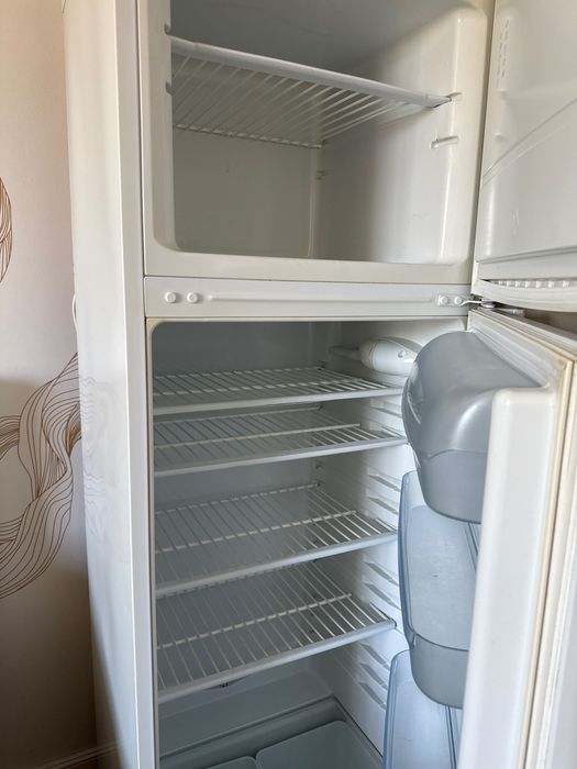 Продам холодильник indesit