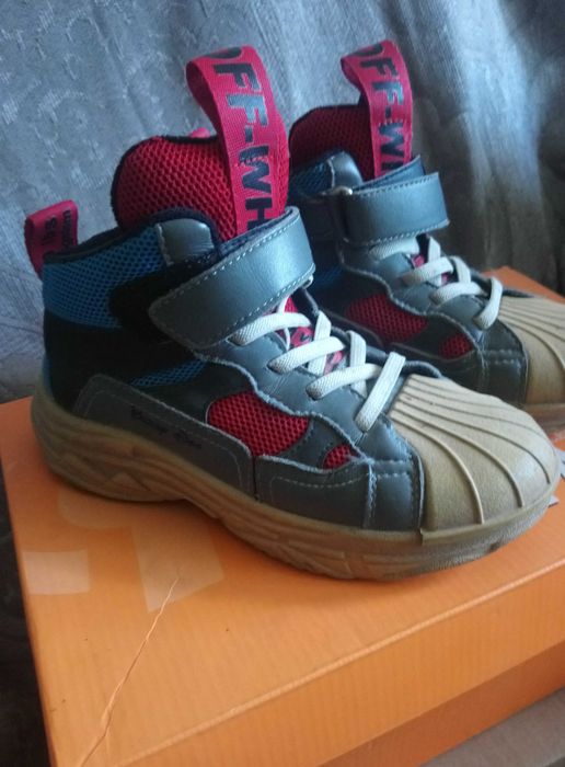 Кроссовки детские .