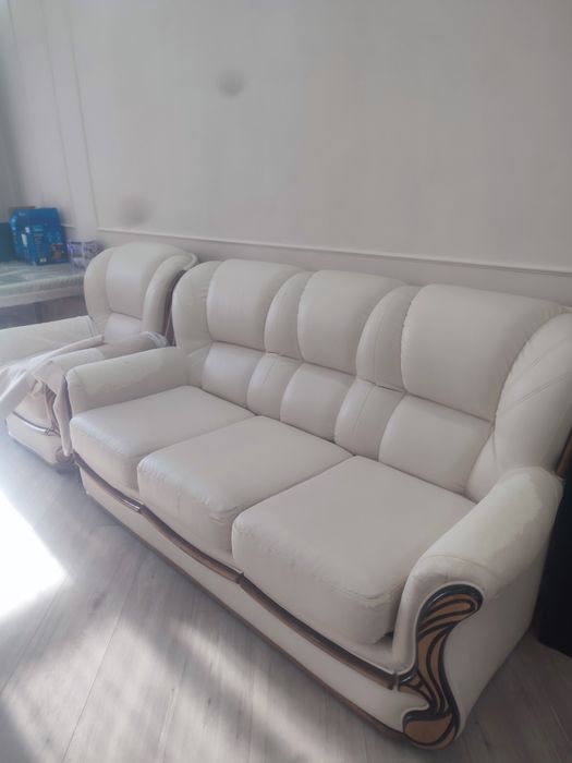 Продам срочно диван с креслом