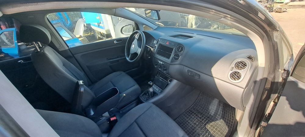 Dezmembrez Volkswagen Golf 5 Plus 2005