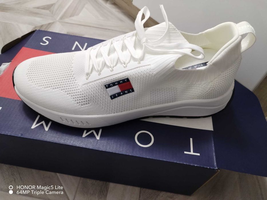 Adidas   Tommy Jeans albi
