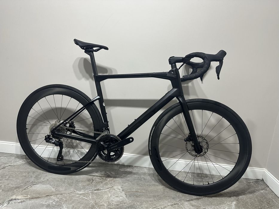 Cursiera Carbon BMC echipata Di2 cu 2x12 speed an 2025