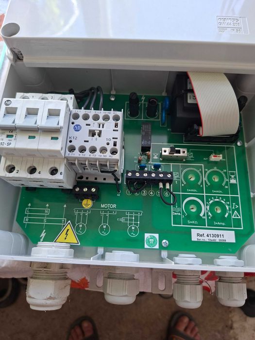 Panou de protecţie şi automatizare pentru exploatarea automată a unei pompe pentru alimentarea cu apă din puţuri forate şi rezervoare. ESK