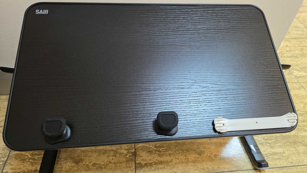 Masă laptop SAIJI pliabilă reglabilă 52x30 cm până la 17” – Neagră