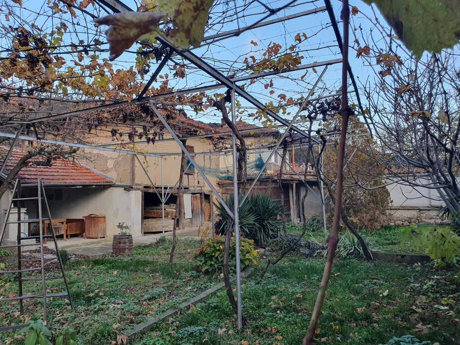 с.Енина самостоятелна къща на 2 етажа, двор 500 кв.м.