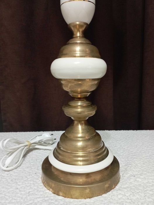 Големи старинни порцеланови лампи с абажури