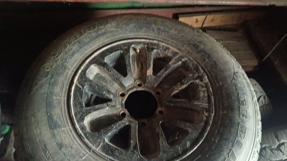 Продаю колеса зимние с шипами.