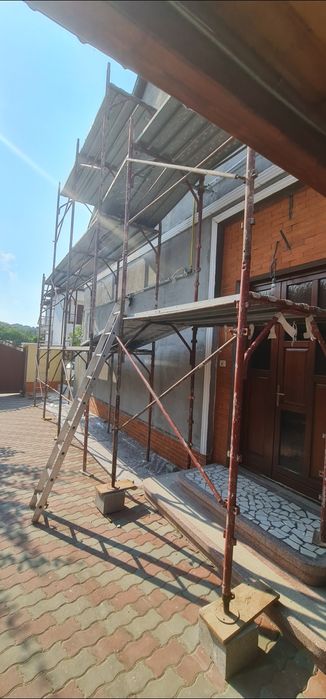 Vând schela 100 mp cu picioare reglabile,bride de fixare,37 podine