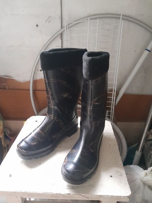 Продам резиновые сапоги.