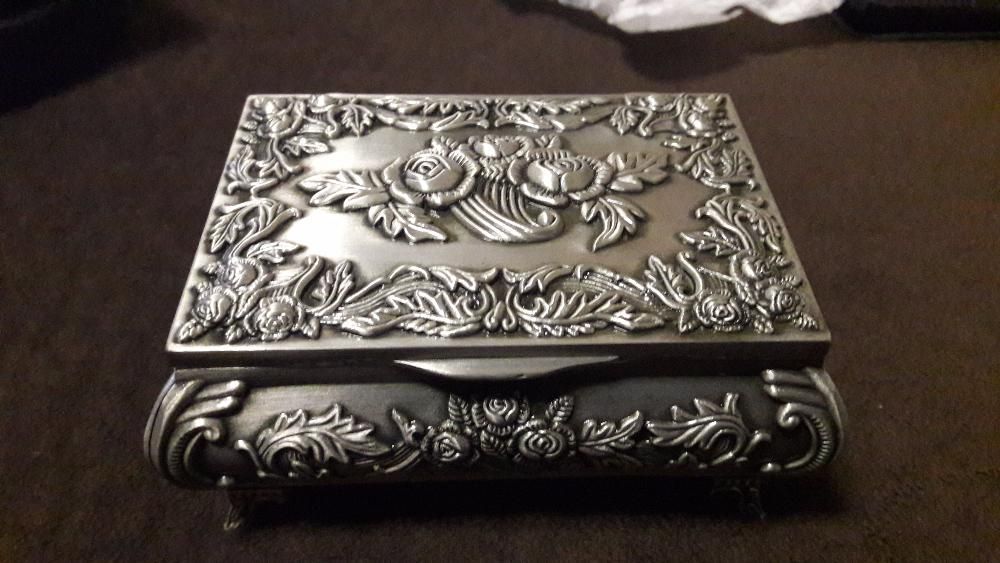 Ретро метална кутиика за бижута пищно декорирана