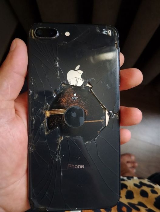 iPhone 8 + продаётся микрафон не работает стекло паломанный