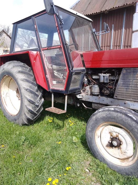 Vând tractor folosit .