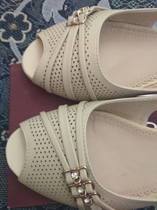 Продаю босоножки новые.