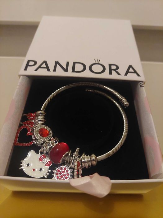 Bratara cu multe clarmuri Hello Kitty in cutie cadou