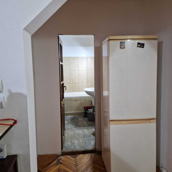 Inchiriez apartament 2 camere, decomandat.