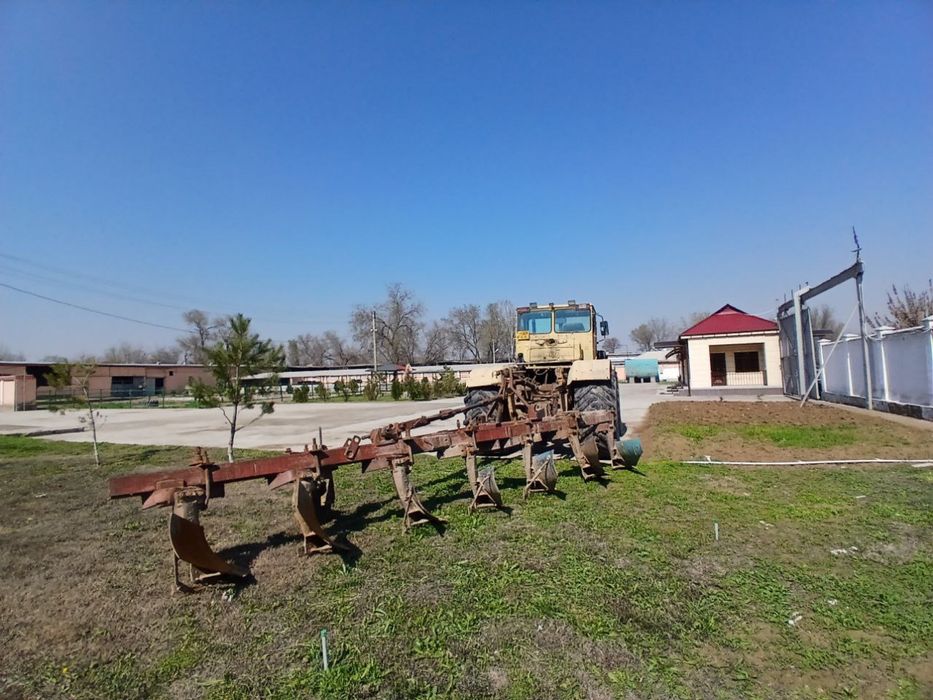 K-700 traktori sotiladi