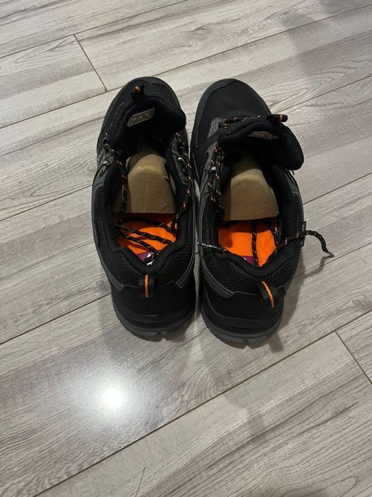 Треккинговые кроссовки