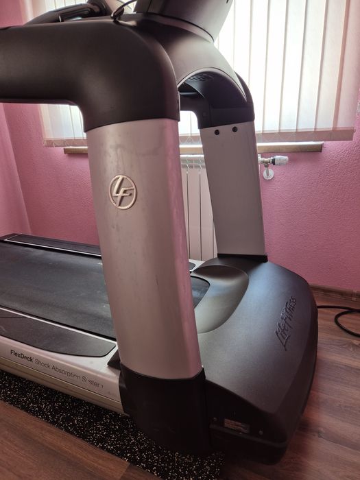 Професионална бягаща пътека Life Fitness 95T