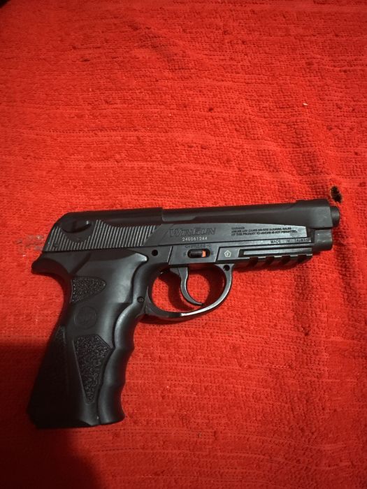 Pistol bereta semi full metal automat pentru cunoscatori