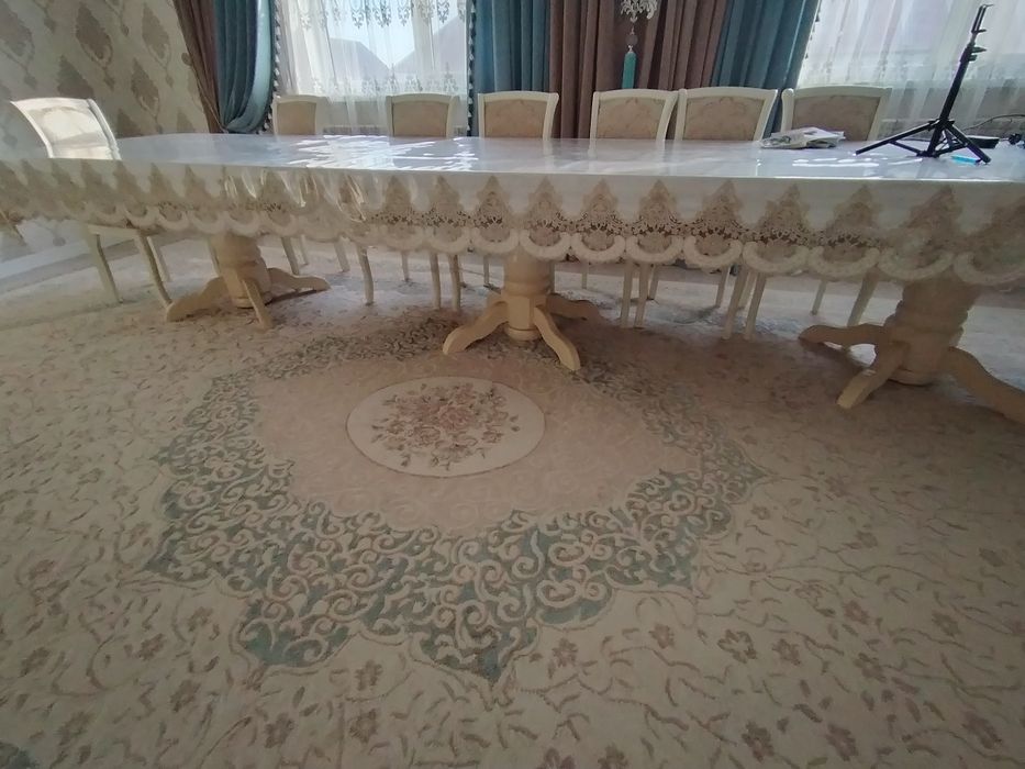 Продам  Стол  гостинную  со  стульями   18 шт