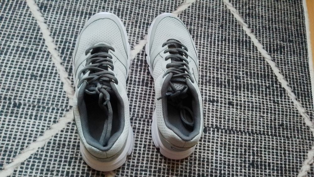 Чисто нови спортни обувки за джогинг