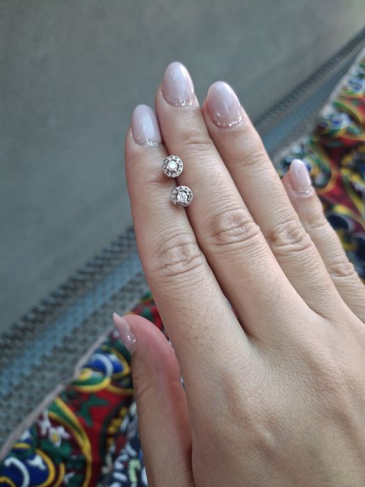 Продам серебряные серьги гвоздики