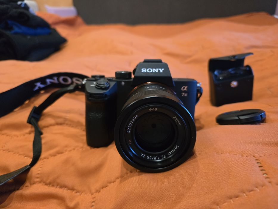 ПРОДАВАМ: Като нов Sony A7 III (само 8154 кадъра) + Zeiss 55mm f/1.8