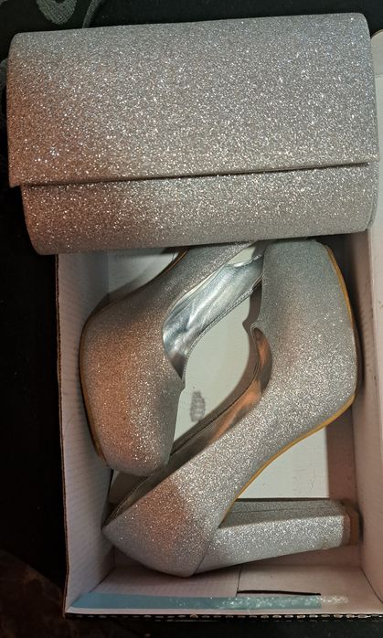 Сребристи обувки и чанта