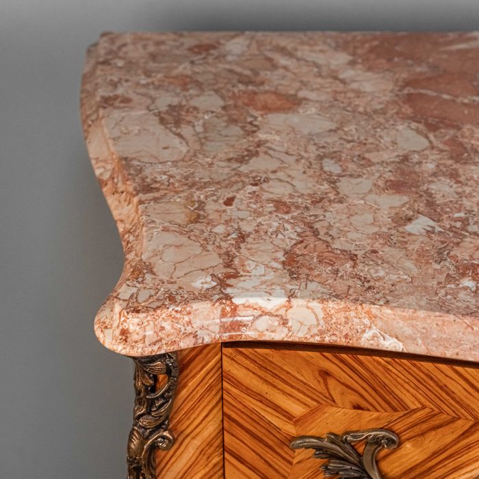 Антикварный комод в классическом стиле