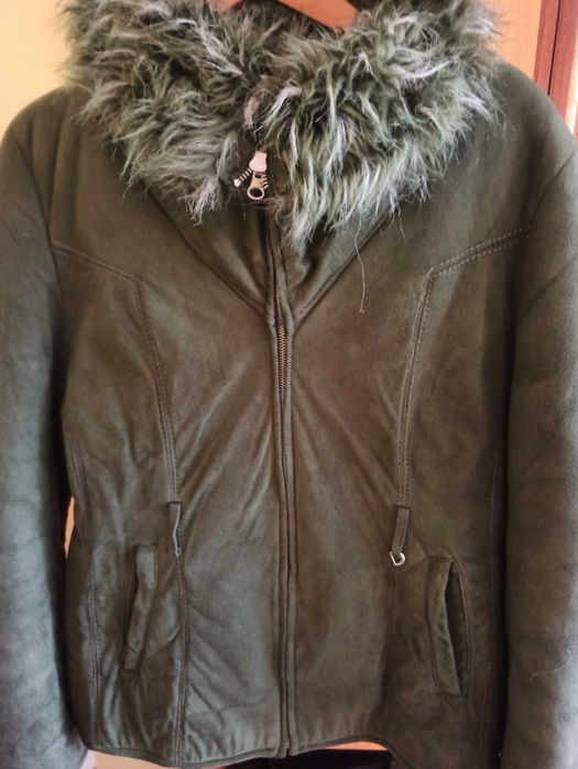 Дамско яке с пухена яка