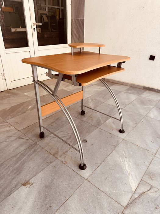 Практично компютърно бюро с изтеглящ плот и поставка от 90-те