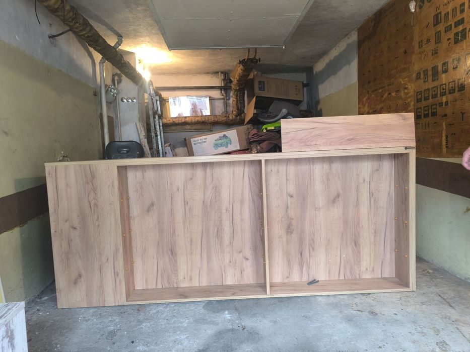 Шкаф с вътрешно и външно лице подходящ за хранителни стоки и съхранени