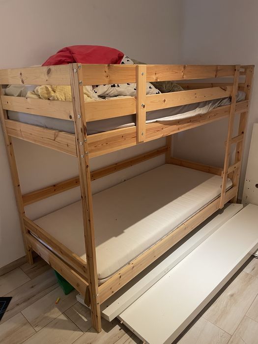 Vand pat supraetajat din lemn Ikea. Cu saltele. In stare perfecta. Ca
