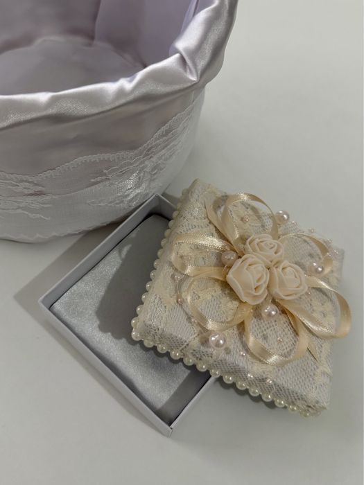 Свабтена кошничка за късметчета и кутия за брачни халки