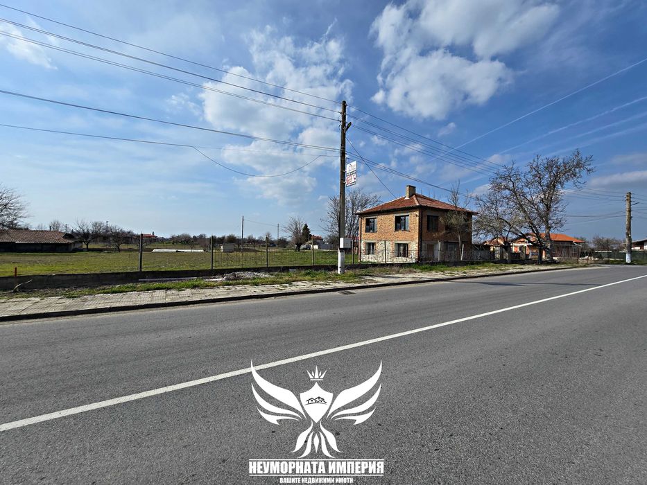 Продавам двуетажна къща 175РЗП и двор 890кв.м. с гараж в с.Кочево