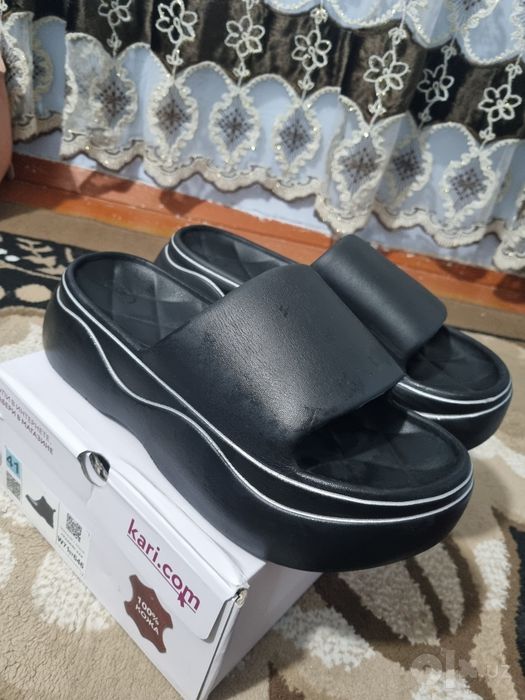 Ayollar oyoq kiyimi sotiladi