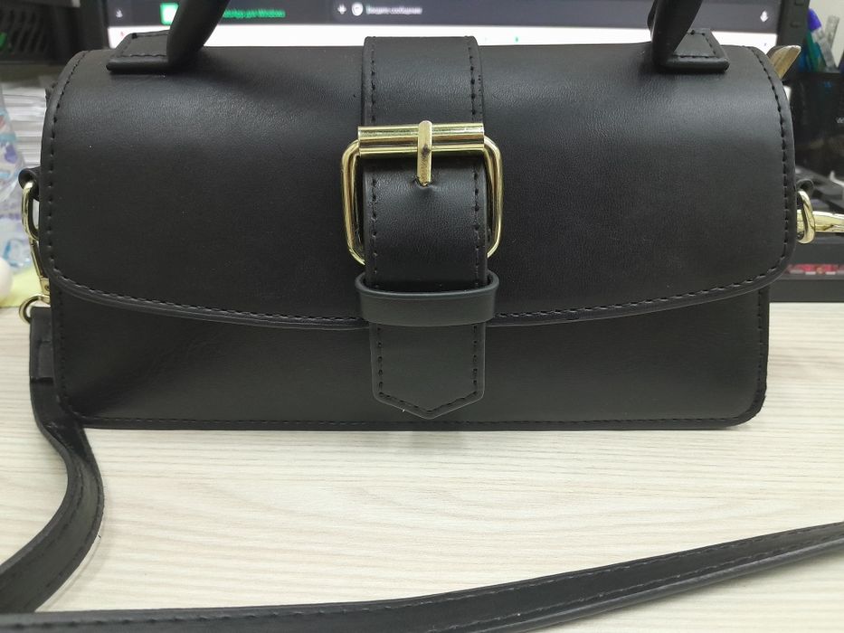 Маленькая сумка с длинным ремешком